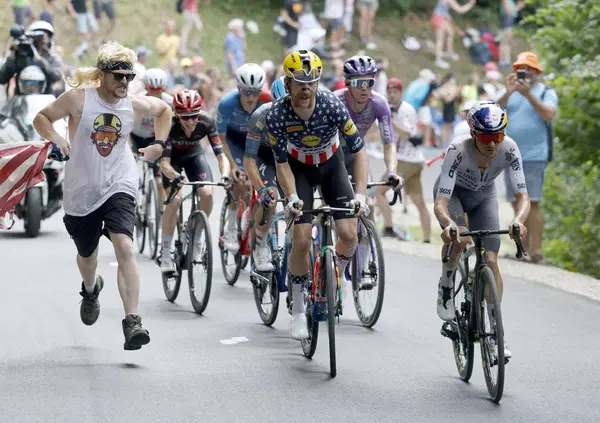 RaiSport, cambia Fratello d&rsquo;Italia (da Petrecca a Lollobrigida) ma restano le solite figure di me**a? Il tweet ufficiale durante il Tour De France: &ldquo;E chi m&rsquo;ammazza? Mario Roggero&rdquo;