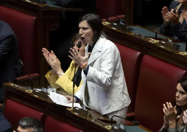 Elly Schlein se la sente calla e finalmente parla da leader (o da premier?). Abbiamo letto l&rsquo;intervista al Foglio e abbiamo capito che il PD &egrave; come la Chiesa e ricorda che gli scismi vanno poco lontano