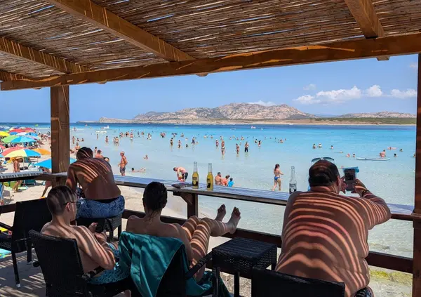 Ma com&rsquo;&egrave; diventata La Pelosa? Siamo stati nella &ldquo;spiaggia cchi&ugrave; bella 'ro munn in Sardegna&rdquo; dove andava Berlinguer e ora &egrave; piena di cafoni. Il reportage gonzo