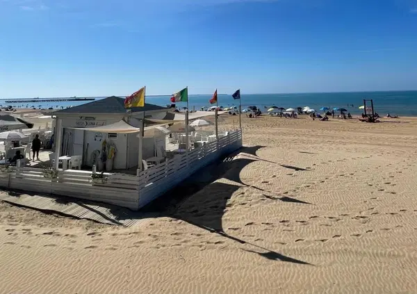 &ldquo;Ma tu lo sapevi che in Sicilia&hellip;&rdquo;? Nell&rsquo;isola ci si muove per la fame e per la FOMO: guida semiseria per vivere l&rsquo;estate sicula: tra i bar, le spiagge e i ristoranti giusti per non essere fregati