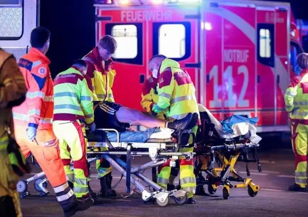 Quello che sappiamo sull&rsquo;attentato al Pride di Berlino: 1 morto, 16 feriti (8 gravi) e il primo sospettato in fuga, Abdul B, &ldquo;vicino agli ambienti islamisti&rdquo; e gi&agrave; noto alla polizia 