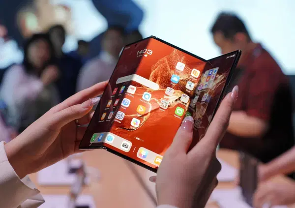 Ma davvero il Galaxy Z Fold &egrave; lo smartphone dell'anno? Samsung ce la vende cos&igrave; (e c'&egrave; chi dice che ha fregato pure Apple) con un modello innovativo ma Huawei (bannata in Ue) ci aveva gi&agrave; pensato