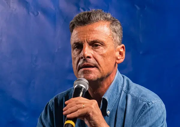 Ma il taglio di capelli di Calenda quanto &egrave; da toro? Abbiamo intervistato chi glieli ha fatti: Roberto D&rsquo;Antonio, il parrucchiere del Parlamento