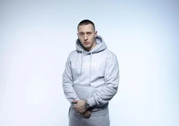 Massimo Pericolo diventa il Siddharta della strada: il rap cresce solo quando si oppone al sistema. Dal carcere al buddhismo  