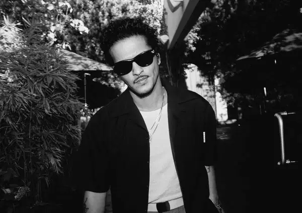 Bruno Mars come Wanna Marchi? Lui vende biglietti per un concerto che non si vede, ma come sempre i cog*ioni siamo noi