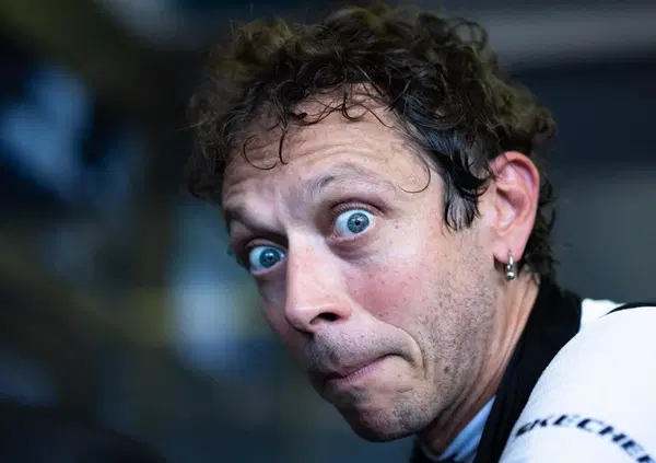 Valentino Rossi l&rsquo;ha fatto davvero: ecco l&rsquo;omaggio a One Piece e Trafalgar Law, il personaggio che Eichiro Oda ha pensato ispirandosi al 46