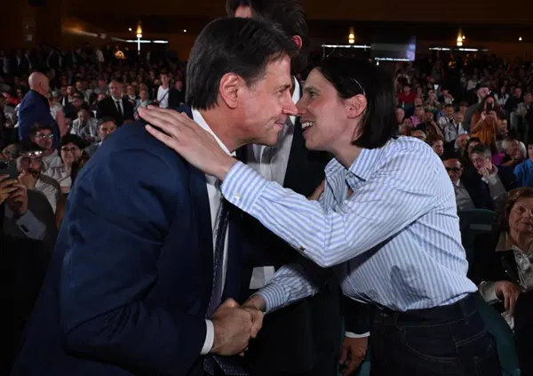 Giuseppi ti presento Elly. Dopo l&rsquo;intervista a Conte per fare andare d&rsquo;accordo Pd e M5S la Schlein dovr&agrave; fingere un orgasmo? 