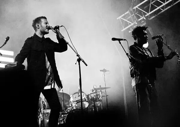 Polizia al concerto, raid in hotel, passaporti confiscati: l&rsquo;incubo dei Massive Attack a Singapore per i cori &ldquo;Free Palestine&rdquo;
