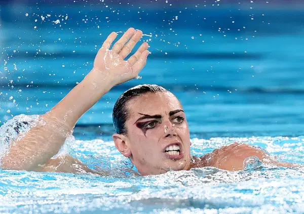 La vera commedia italiana &egrave; Filippo Pelati che fa Freddie Mercury a Parigi e vince l&rsquo;argento nel nuoto artistico, perch&eacute; la performance inizia prima