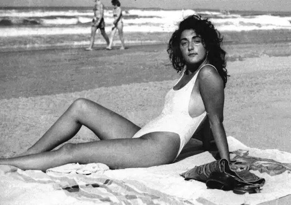Omicidio di via Poma: il reggiseno di Simonetta ha parlato? Fermi tutti: c&rsquo;&egrave; davvero una traccia (dopo gli 8 dna raccolti)