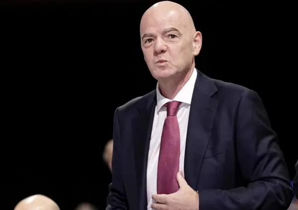 Uno sceicco scarica Infantino, mentre l&rsquo;Arabia Saudita si compra Ea sports e il videogioco pi&ugrave; famoso del mondo: ormai a chi appartiene il calcio? Tutto quello che sta succedendo intorno alla Fifa