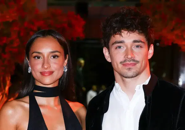 Charles Leclerc e sua moglie Alexandra escono allo scoperto? S&igrave;, ma sempre con la solita discrezione (ormai quasi una rarit&agrave;)