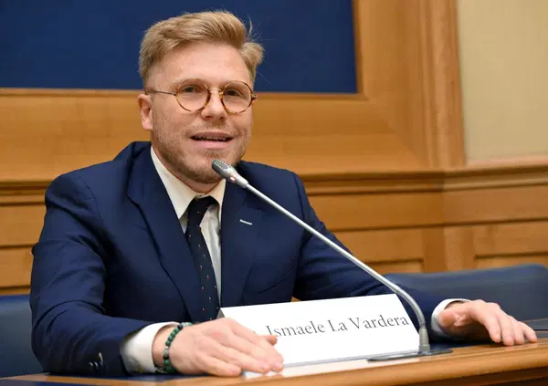 Ismaele La Vardera pesantissimo sul caos dell&rsquo;aeroporto di Catania chiuso per l&rsquo;eruzione dell&rsquo;Etna: &ldquo;Stanno sempre a pensare al Ponte sullo Stretto, &egrave; politica improvvisata&rdquo;