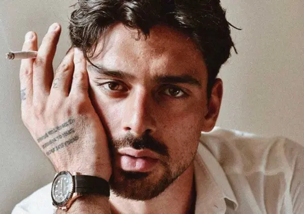 Michele Morrone &egrave; bravissimo a fare male tutto: dopo il cinema anche pittore intervistato da Vanity Fair (tutto bene?) e ora cantante stonato