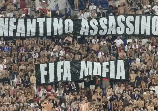 &ldquo;Infantino assassino, Fifa mafia&rdquo;: gli ultras Bad Gones del Lione espongono uno striscione pesantissimo contro il &ldquo;re del calcio&rdquo;