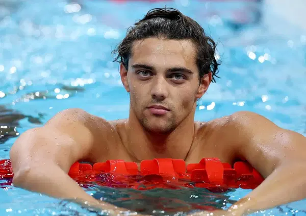 Thomas Ceccon che manda a fanculo la retorica dello sport ci fa impazzire: &ldquo;piuttosto che rifare i 200 dorso preferirei zappare&rdquo; altro che soldatino grato