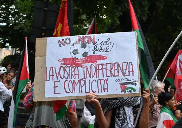 &ldquo;Boycott Israel&rdquo; sulle pareti dello stadio (firmato Global Sumud Flotilla) e la citt&agrave; blindata: Atalanta-Hapoel Tel Aviv &egrave; politica dentro il calcio. Ma chi sono gli ultras israeliani arrivati in citt&agrave;?