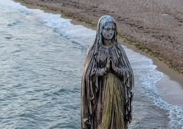 Dalla Sicilia vanno via tutti, tranne i fanatici religiosi: dal bacio al teschio della santa fino alla Madonna che &ldquo;appare&rdquo; sullo scoglio
