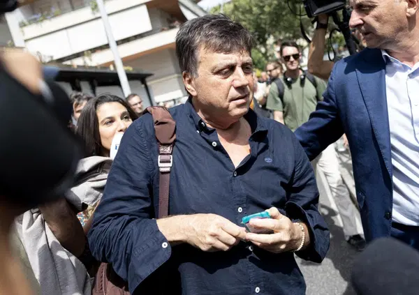 I messaggi in codice nella lettera di Lavitola dal carcere: il nome di Berlusconi, la ricerca di un&rsquo;altra copertura politica e il riferimento alla famiglia