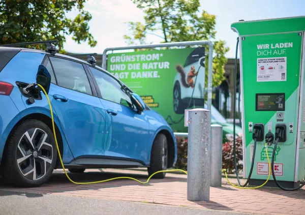 L'era delle auto elettriche &egrave; finita? Arriva la batosta e il futuro (pi&ugrave; che green) per le case automobilistiche sar&agrave; nerissimo
