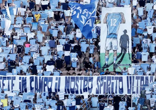 Agli ultras della Lazio non bastano pi&ugrave; le parole d&rsquo;amore. Lotito scrive una lettera al popolo biancoceleste e la risposta arriva sui social: &ldquo;Tempo scaduto&rdquo;