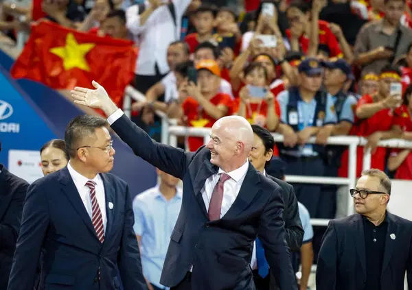 Il nuovo baricentro di Infantino &egrave; in Oriente. La Uefa, Trump e l'Occidente (anche la Figc) lo hanno scaricato: ecco la strategia di emergenza di Mr. Gianni 
