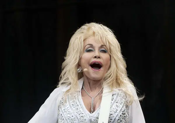 Dolly Parton &egrave; morta ma vivr&agrave; per sempre nelle serie tv che hanno fatto grande l&rsquo;adolescenza di pi&ugrave; generazioni; da &ldquo;Stranger Things&rdquo; a &ldquo;Gilmore Girls&rdquo; 