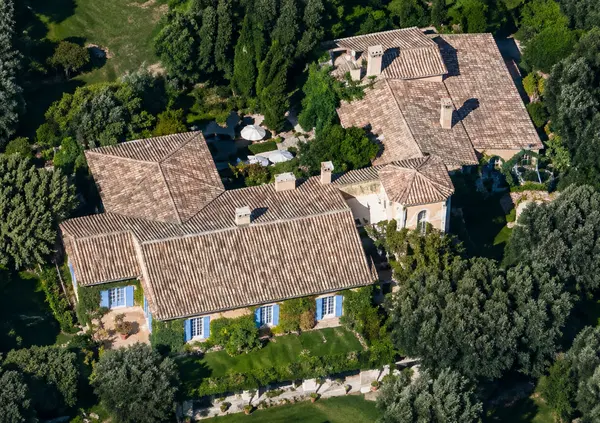 Marina Berlusconi assiste al caos italiano dalla tenuta di Valbonne: come mai il potere dei Berlusconi si &egrave; trasferito l&igrave;, la storia della villa e tutto quel che dovete sapere sulla sua storia e su come &egrave; fatta