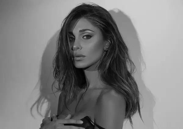 Belen &egrave; una rockstar: se li scopa tutti. Ma se lo fa Ranucci &egrave; vita privata, se lo fa una donna &egrave; scoop. Cosa ha raccontato Corona a &ldquo;Falsissimo&rdquo;