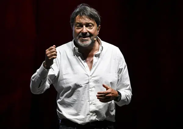 La camicia bianca di Sigfrido Ranucci &egrave; il trend della moda 2026? Da Vogue a Harry Styles, tutti la indossano 