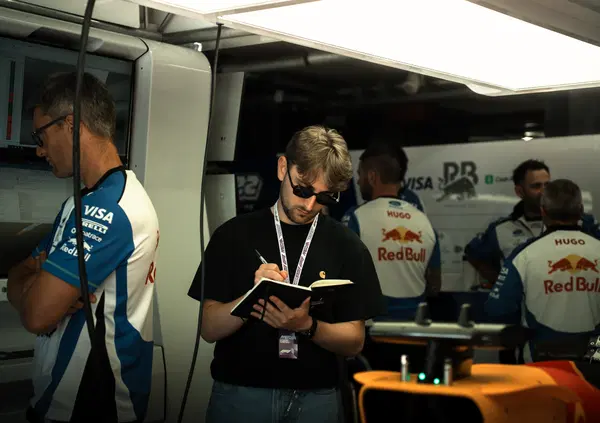 Reportage esclusivo dal paddock della F1, insieme ad Arvid Lindblad: i box, la radio, i dietro le quinte e i segreti di un pilota 