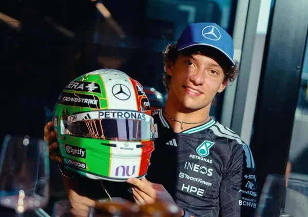 Kimi Antonelli a Monza con un casco disegnato da Valentino Rossi: &ldquo;Parto ultimo per la penalit&agrave;? Questo weekend tutto full attack&rdquo;. Poi la parolaccia in conferenza e quel commento sul trofeo&hellip;
