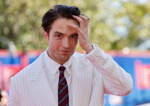  &ldquo;Primetime&rdquo; con Robert Pattinson alla Mostra del cinema di Venezia: l&rsquo;egocentrismo del nostro tempo, la vera storia del &ldquo;cacciatore di predatori sessuali&rdquo; e le molestie online che diventano &ldquo;showtime&rdquo;
