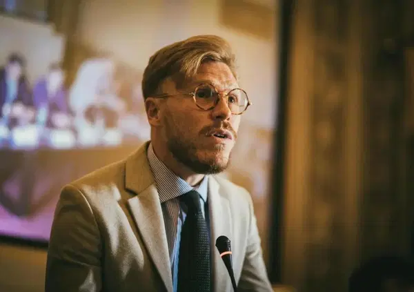Caos all'Hotel Kaos per gli Stati Generali di Controcorrente: Le Iene hanno incalzato il sindaco Sodano sul suo vice Crosta per la sua casa abusiva e Lavardera si &egrave; Inc**ato pesantemente con lui