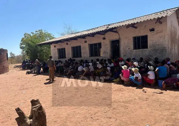 Valterino l'Africano ha fatto anche cose buone, ecco le foto inedite mentre promette (invano?) la ricostruzione di una scuola in Zimbabwe 