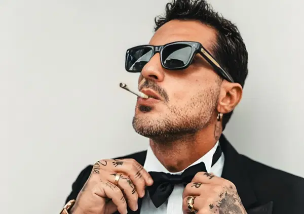 Fabrizio Corona mette le corna a Meta con Bel&eacute;n: da &ldquo;Falsissimo&rdquo; a &ldquo;Coronasland&rdquo;, ora il nuovo nemico sono le Big Tech che lo censurano. Sar&agrave; anche nel programma del suo nuovo partito? 