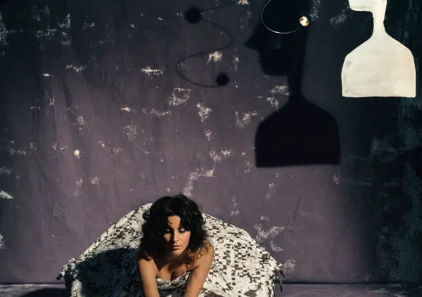 Non c&rsquo;&egrave; pi&ugrave; la musica di una volta solo perch&eacute; ascoltate sempre i soliti. Anna Castiglia con &ldquo;Niente di me&rdquo; dimostra che tra i giovani il talento c&rsquo;&egrave; ancora: dal Premio Tenco ai progetti con Carmen Consoli