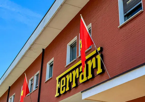 Una Ferrari, Leclerc e un bicchiere di Chivas Regal: siamo stati a Maranello, abbiamo visto come si costruiscono le vetture (non solo di F1) e qui vi raccontiamo tutto