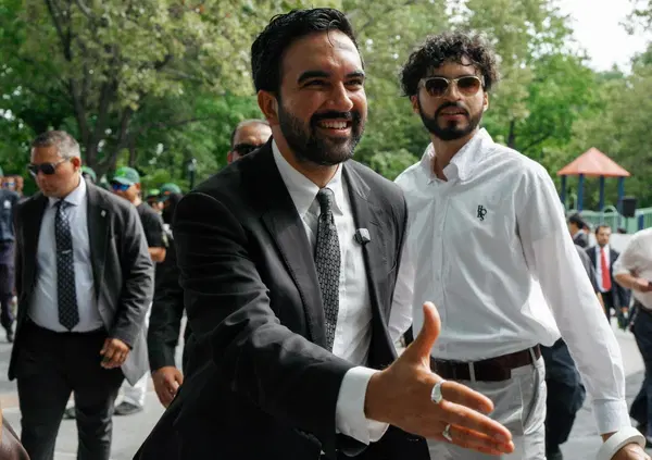 L'ultima di Mamdani: firma per commemorare le vittime dell'11 settembre e regala la penna all'avvocato che difese un collaboratore di Bin Laden