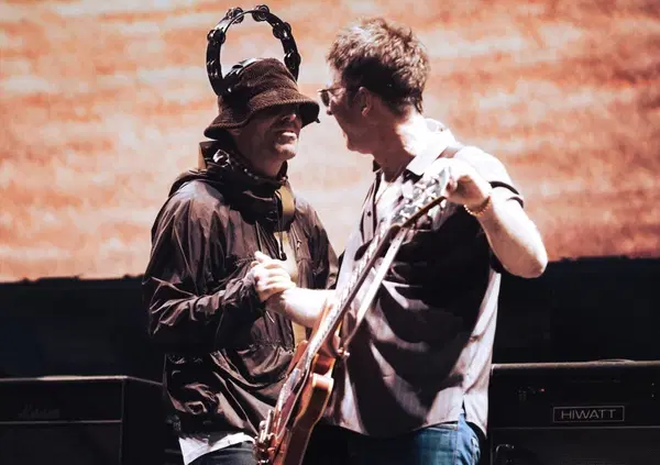 Un grosso &ldquo;fuck&rdquo; ai litigi del passato: il documentario Don't Look Back in Anger sugli Oasis dalla Mostra di Venezia arriva nei cinema. I fratelli Gallagher sono tornati e il loro popolo di ultr&agrave; li ha accolti di nuovo