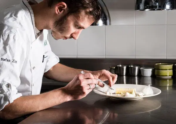 L&rsquo;autunno di Zippl non &egrave; il solito fine dining: al Restaurant 1908 del Parkhotel Holzner arriva il T&ouml;rggelen gourmet
