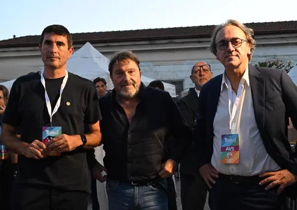 Un po' Vannacci un po' Che Guevara, per Ranucci la politica al momento &egrave; potrei ma non voglio. Ma intanto debutta all'evento di Avs (che &egrave; sospettato di aver fatto un sondaggio su di lui)