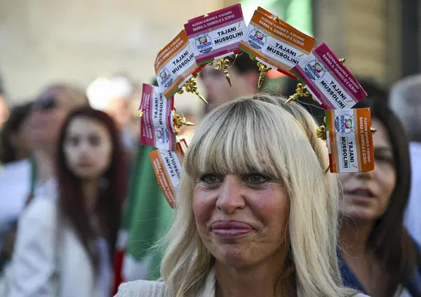 Quale opinionista migliore a Uomini e donne con Gianni e Tina di Alessandra Mussolini per commentare il terminale antropologico della &ldquo;orgogliosa razza italica&rdquo;, vero capolavoro della tv di Berlusconi? L'affondo (colto) di Fulvio Abbate