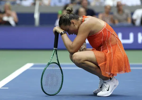 &Egrave; Sabalenka show alla finale degli US Open: racchette rotte e un &lsquo;f*ck off&rsquo; in camera: la complessa arte del saper perdere