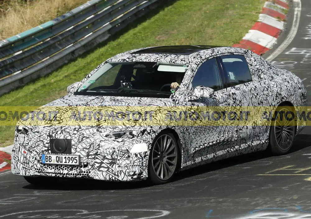 Mercedes E-Class elettrica: debutto anticipato nel 2027