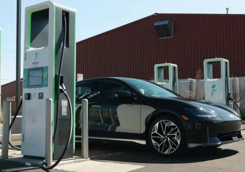 Auto elettrica, quanto costa davvero fare 100 km? Il confronto con diesel, benzina e GPL