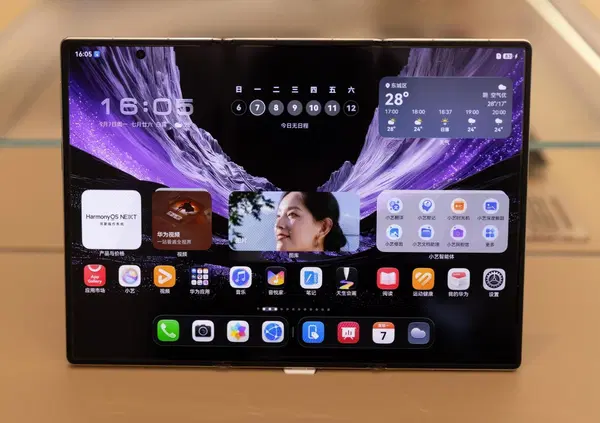 Vi diciamo tutto sui nuovi smartphone cinesi: il dispositivo che diventa un tablet, il telefono-robot e i pieghevoli compatti. Cos&igrave; il Dragone sfida Apple e Samsung