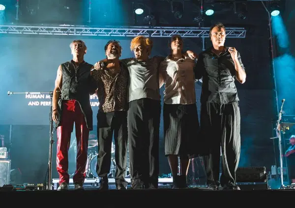 I Bluvertigo sono tornati e Morgan &egrave; esattamente dove dovrebbe essere: siamo stati all&rsquo;ultima tappa di Essere Umani Tour 2026 e abbiamo capito cos&rsquo;&egrave; che ci manca nella musica e nei live di oggi 