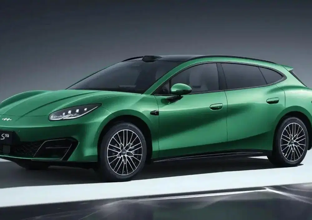 Ora i cinesi si sfidano tra loro: BYD lancia la Formula S per battere Xiaomi SU7 e Tesla Model 3