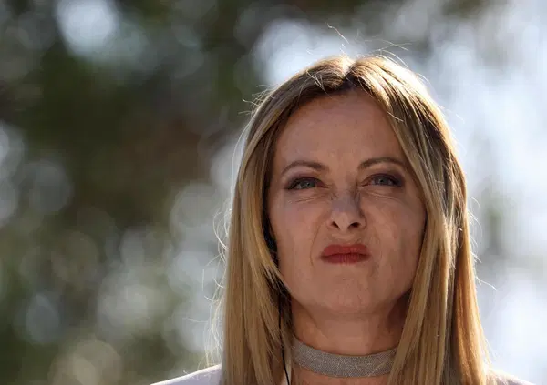 Cara Meloni, ma lo hai mai sentito Rino Gaetano? Mentre ti appropri di &ldquo;A mano a mano&rdquo; a Fenix, lui da lass&ugrave; ti canta &ldquo;Nuntereggae pi&ugrave;&rdquo;